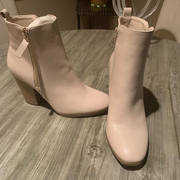 Jessica Cline- 3” Heel Bootie w/ Side Zip, New Cream Vegan Leather 6.5 - Picture 3 of 9